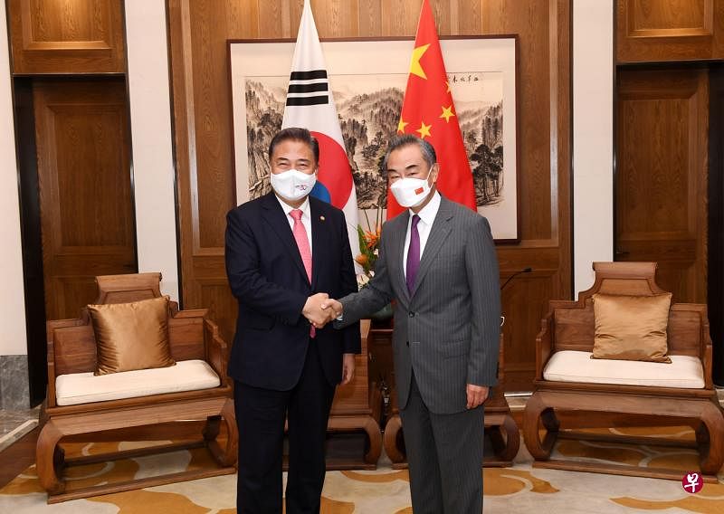 中国外长王毅（右）星期二在山东青岛与韩国外长朴振进行会谈，强调要把握好中韩关系发展大局，坚持独立自主，不受外界干扰。（新华社）