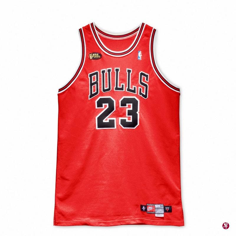 乔丹在1998年NBA总决赛首回合所穿的这件球衣，下个月将被公开拍卖。（法新社）