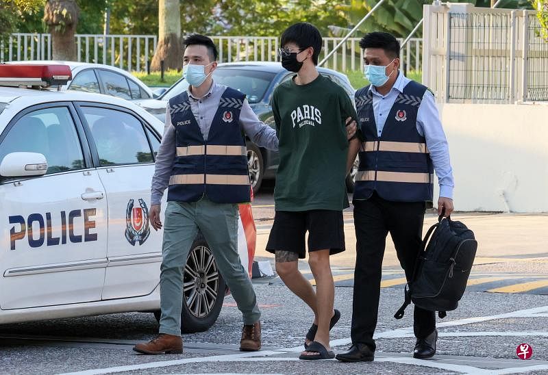 26岁新加坡籍男子皮佳鹏（Pi Jiapeng，中）涉嫌以代购名表和名牌包之名诈欺他人，他星期五（8月12日）将与妻子一同被控。（卓祾祎摄）