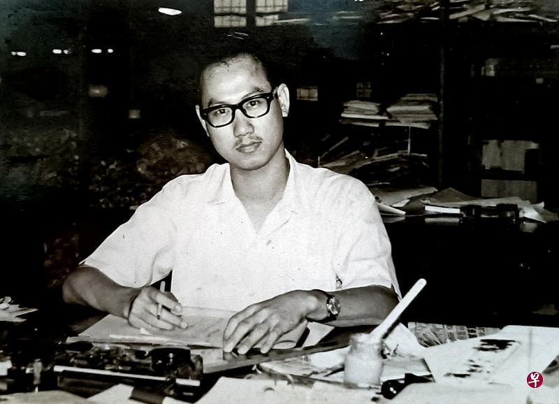 林福利1967年加入新明日报，在办公室留影。（林福利提供）