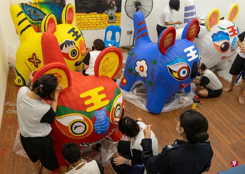 五只象征“五虎临门”的灯笼，将在今年滨海花园庆中秋展出。一群狱中女囚犯共同绘制这些灯笼，这不仅让她们传达美好的希望，也以艺术的形式在佳节与家人相聚。（张思庆摄）