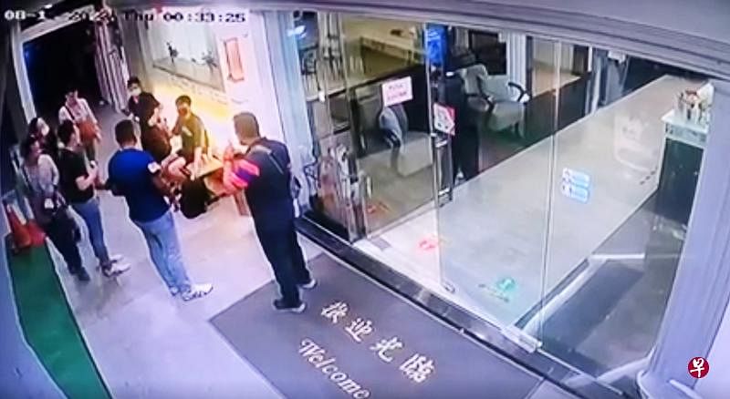 根据新山的酒店电眼画面，潘素克·希里维帕和皮佳鹏坐在酒店外等待入住时，多名便衣警察将他们包围查问。（新明日报）