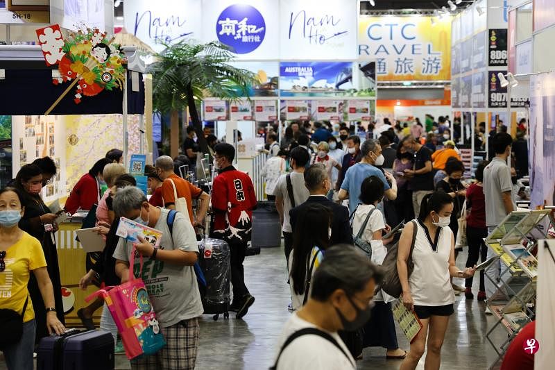 新加坡全国旅行社协会（NATAS）旅游展时隔三年后，从8月12日起一连三天在新加坡博览中心举行，不少有意出国的公众，一早就到场选购旅游配套。（蔡家增摄）