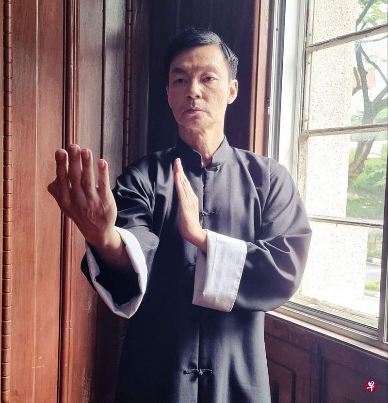 李国煌化身“叶问”打咏春拳，他说现学现拍不易，NG很多次。（受访者提供）