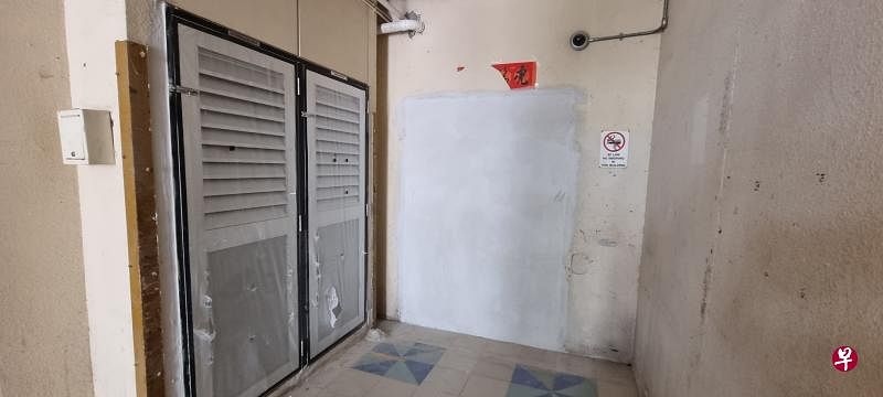 兀兰六道第678座组屋的居民申诉，楼下原可直接通往海军部地铁站的一条通道两周前突然封住了，导致他们必须绕远路。（王康威摄）