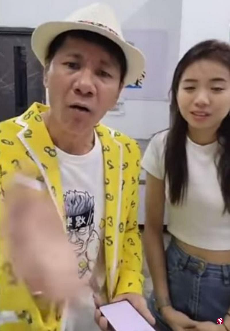 王雷（左）在直播中反击马华妇女组主席王赛之，声称自己网上开黄腔影响不了几千万马来西亚人民。（面簿视频截图）