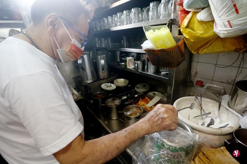 从明年底开始，售卖现泡饮料业者须在菜单上注明营养等级标签，由于这个措施会影响没有菜单的小摊贩，卫生部考虑给予豁免，目前在收集反馈，详情预计明年中公布。（档案照片）