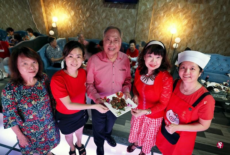 厦门公会会长汪家裕（中）与总务黄碧梅（左起）、闽南语讲演会会长吴欣霞、妇女组主任叶金英和美食组组长林美幼出席“厦门传统美食联谊会”，品尝有浓浓家乡味的闽南菜。（龙国雄摄）