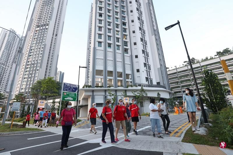 约50名杜生组屋区居民星期天早晨参与女皇镇基层组织义工举办的三代同堂健走活动。他们多数是受选择性整体重建计划影响，从东陵福搬到玛格烈通道，基层组织义工希望他们通过活动与旧邻居重新建立联系，也认识新邻居。（梁麒麟摄）