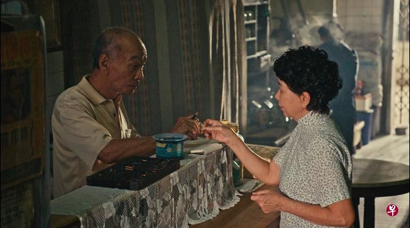 《贪婪深渊》首集描绘十二支非法彩票在1960年代风靡大街小巷，幕后黑手的行踪难以捉摸。