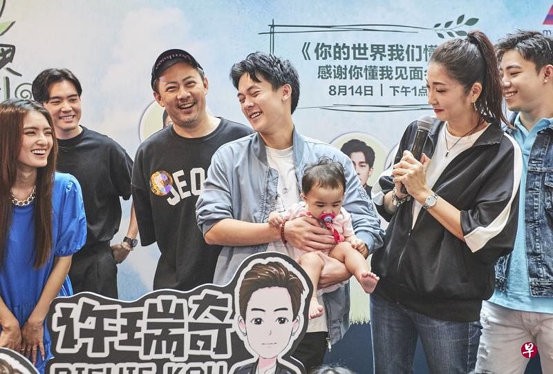 许瑞奇抱宝宝拍照，措手不及的模样，逗笑在场者。（新传媒提供）