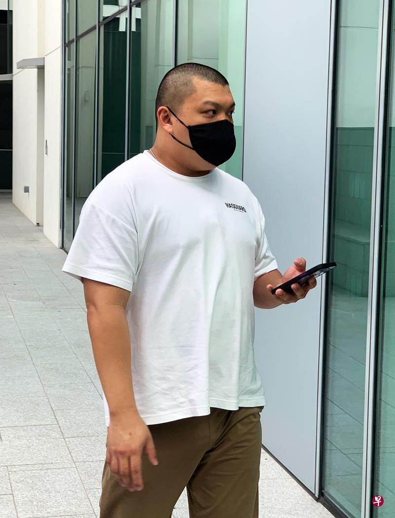 被告杨勇豪认罪后被判坐牢九周和吊销各级驾照14个月。                                    （海峡时报）