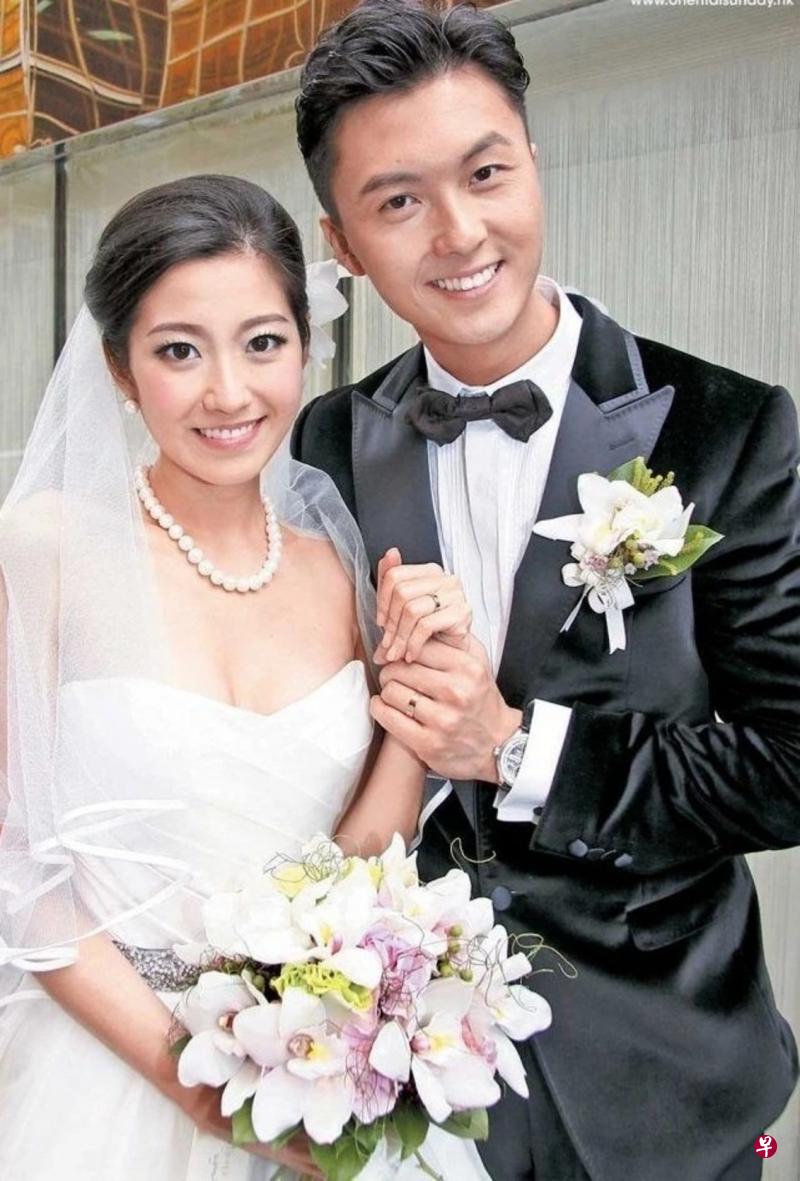 王浩信（右）和陈自瑶2011年奉女成婚。（互联网）