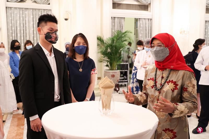 哈莉玛总统（右）与参与答谢会的学前教育工作者交流，来自绿荫蒙特梭利的资深幼教教师郑宇生（左）戴着特意为教学准备的透明口罩出席答谢会。（李冠卫摄）