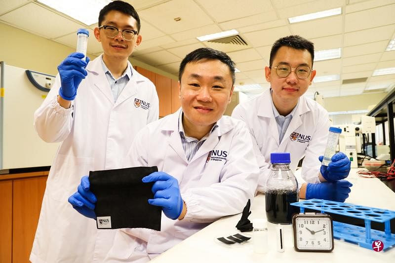 新加坡国立大学设计与工程学院材料科学与工程系助理教授陈瑞深（中）展示团队发明的湿气发电机。研究员张垚鑫（左）和成员曲浩也是团队的一分子。（蔡家增摄）