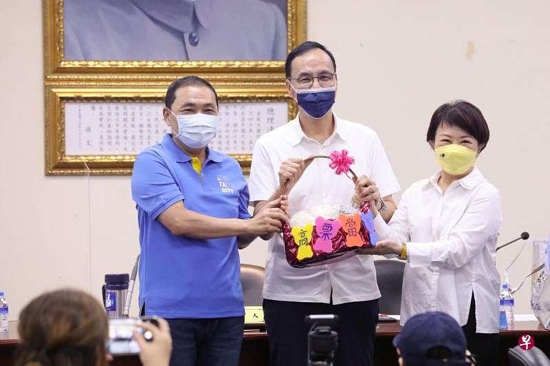 新北市长侯友宜（左）和台中市长卢秀燕（右）星期三接受国民党中央征召竞选连任，与国民党主席朱立伦一同提着装满包子和粽子的篮子，接受支持者寓意“包中”的祝福。（国民党提供）