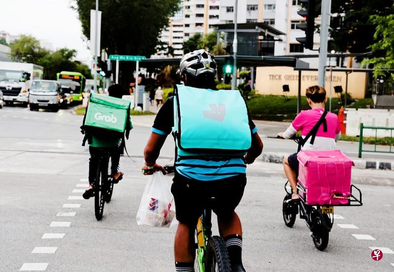由Deliveroo、foodpanda和Grab三大送餐平台公司携手成立的数码平台行业协会，有意制定一套守则，保障送餐员的健康和安全。（档案照片）