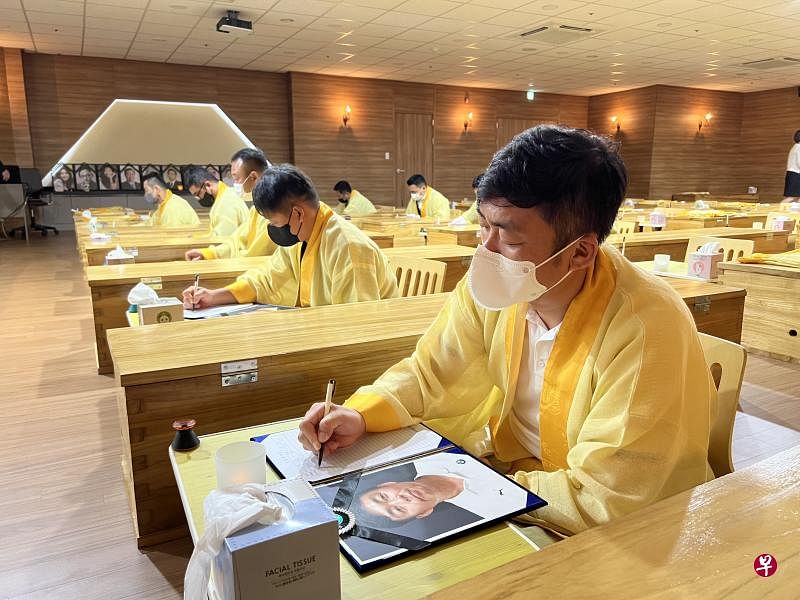 体验者金东颢（48岁）穿上寿衣，开始写遗书。（姜贵瑛摄）