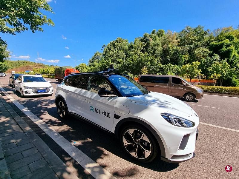 百度旗下的萝卜快跑目前投入五辆全无人自动驾驶出租车， 在永川新城区、面积30平方公里的范围内运营。（王纬温摄）