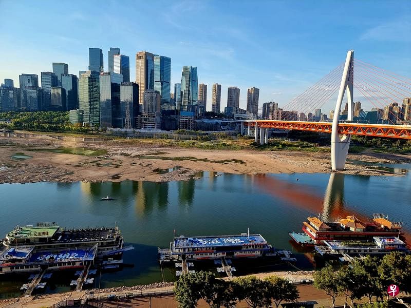 长江流域尤其是川渝地区高温干旱，重庆嘉陵江水位近期明显降低。图为摄于8月21日的嘉陵江。（王纬温摄）