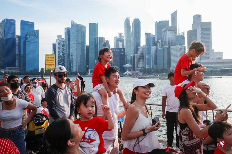 李显龙总理说，多数新加坡人认为本地孩童应该在一男一女结婚组成的传统家庭结构中出生和成长，这也是政府的立场。（卓祾祎摄）