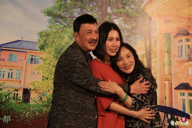 余天（左）与李亚萍（右）的二女儿余苑绮2014年患上直肠癌第三期，多年来一直勇敢抗癌。（互联网）