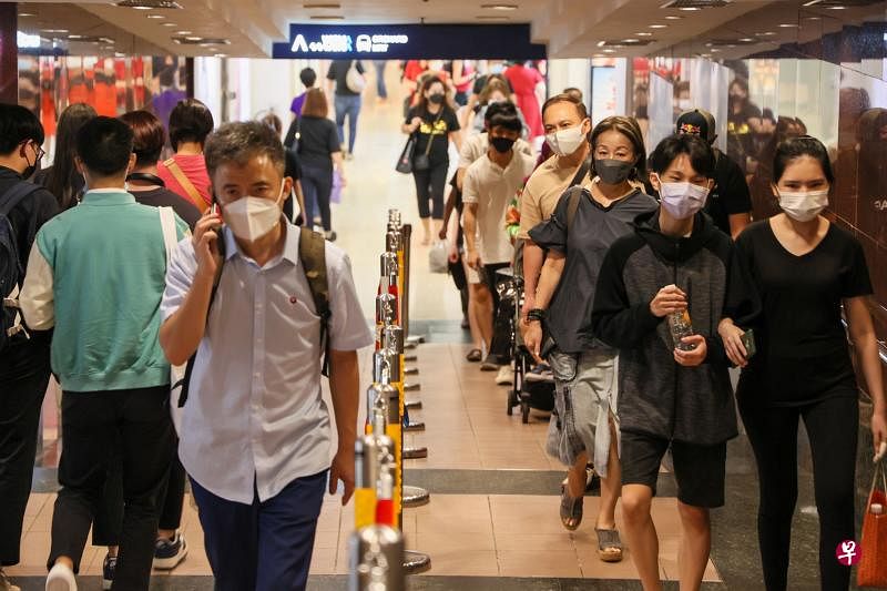 李显龙总理在星期天的国庆群众大会上透露将进一步放宽戴口罩的规定，不过根据zaobao.sg的网络调查，即使不再强制，超过六成的人表示会继续在户外和室内戴口罩。（卓祾祎摄）
