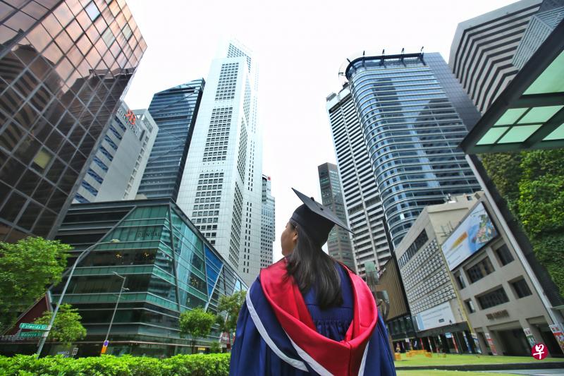 走出校园的大学毕业生，怀揣梦想踏上求职之路。这些职场新鲜人对职业发展与工作模式的认知，有明显的时代烙印。（陈福洲摄）