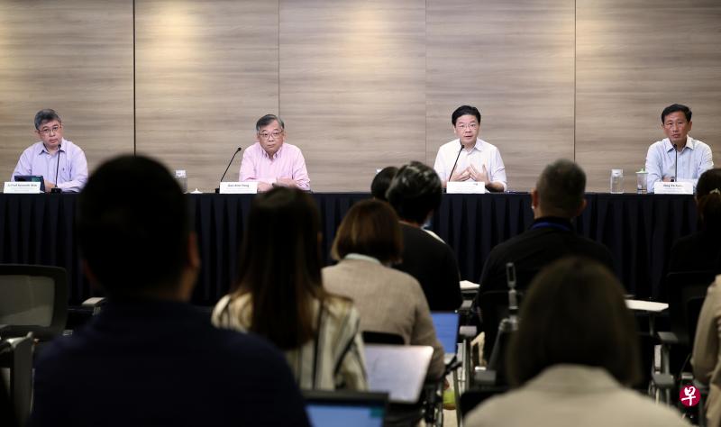 副总理兼财政部长黄循财（右二）在政府抗疫跨部门工作小组记者会上指出，接种疫苗仍然是避免确诊后感染重症的最佳方法。其他一起出席的是卫生部医药服务总监麦锡威副教授（左起）、贸工部长颜金勇，以及卫生部长王乙康。（通讯及新闻部提供）