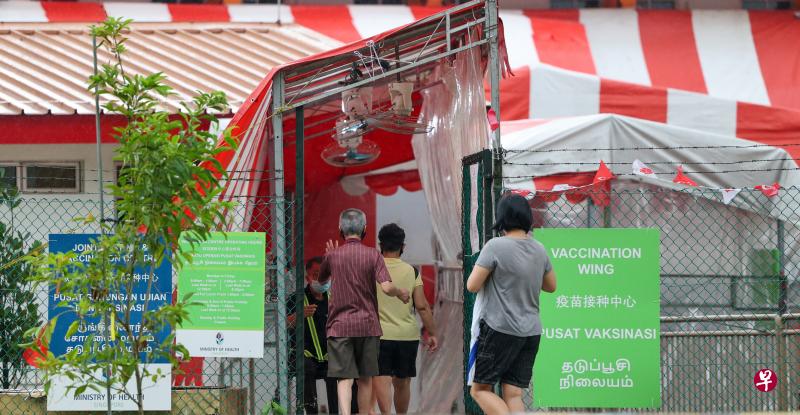 政府星期三宣布，建议60岁及以上者接种第二剂疫苗追加剂，不少年长者星期四前往位于盛港的联合检测与疫苗接种中心接种冠病疫苗。（陈斌勤摄）