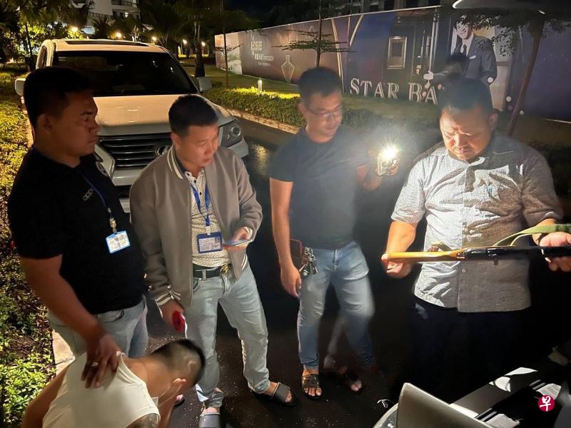 柬埔寨警方近日在西哈努克港展开一系列突击行动打击人口贩运等犯罪活动，抓获不少嫌犯，并起获枪械。（高棉时报）