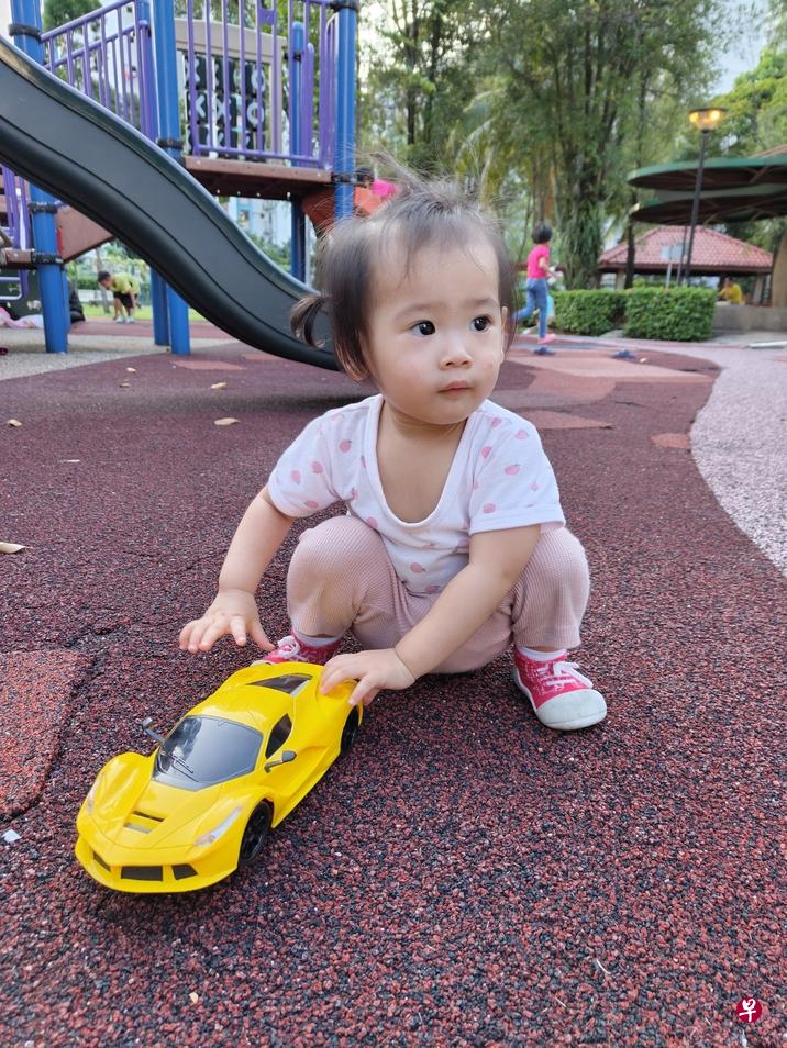 人物摄影色彩自然，小孩头发拍得很清楚。（黄少伟摄）
