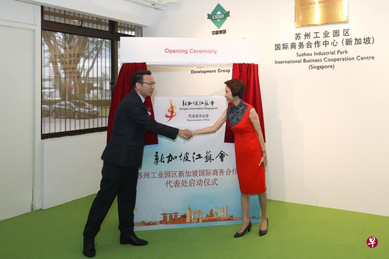 贸工部兼文化、社区及青年部政务部长刘燕玲（右）与新加坡江苏会会长周兆呈，为新加坡江苏会的代表处主持启动仪式。（蔡家增摄）