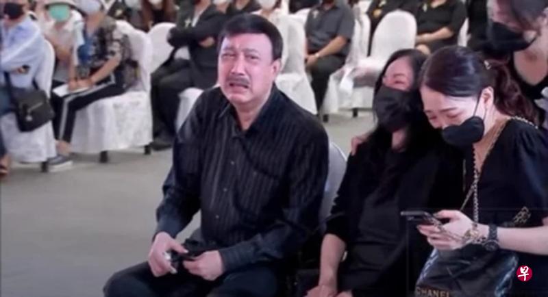 白发人送黑发人，余天（左）、李亚萍（中）在告别式上泪崩。 （互联网）