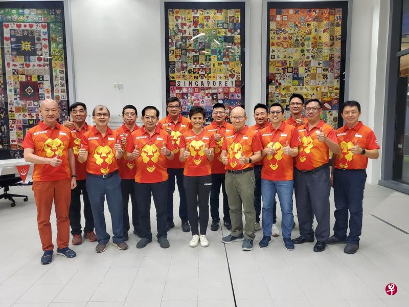 三巴旺集选区议员傅丽珊（左七）当选乒总会长，她率领的14人团队的任期是2022年至2024年。（乒乓球总会提供）
