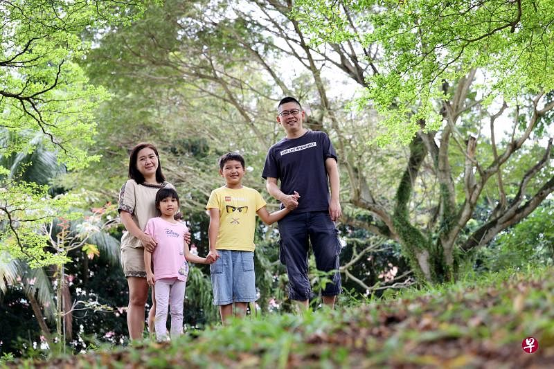 谢翠珊（左一）一家四口常去公园和海边，她相信环保教育从喜欢大自然开始。