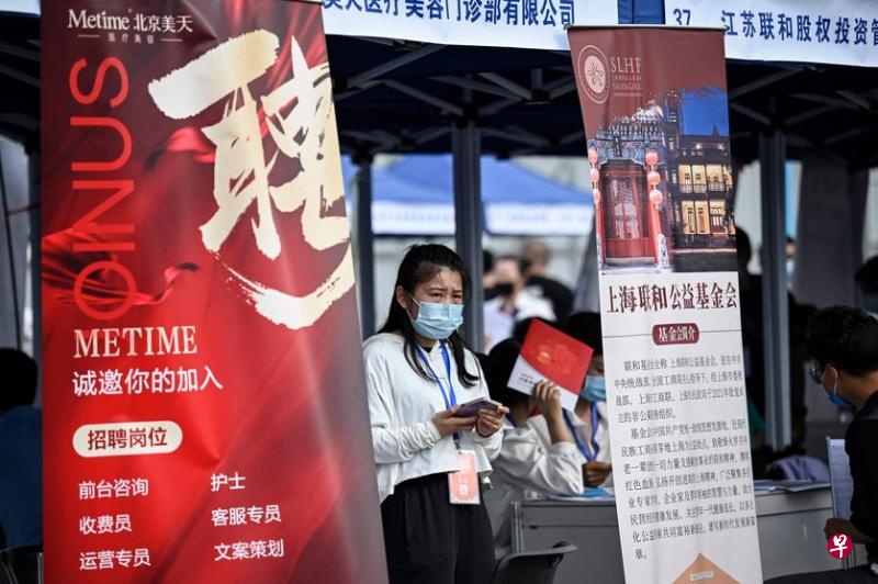 学者分析，受到疫情反弹、失业率高涨以及美国升息、全球通货膨胀等影响，中国在内外都面临需求与供给面的冲击，在这种情形下，官方推动减税、降费对刺激消费成效有限。图为8月26日在北京举行的一场职业招聘会。（法新社）