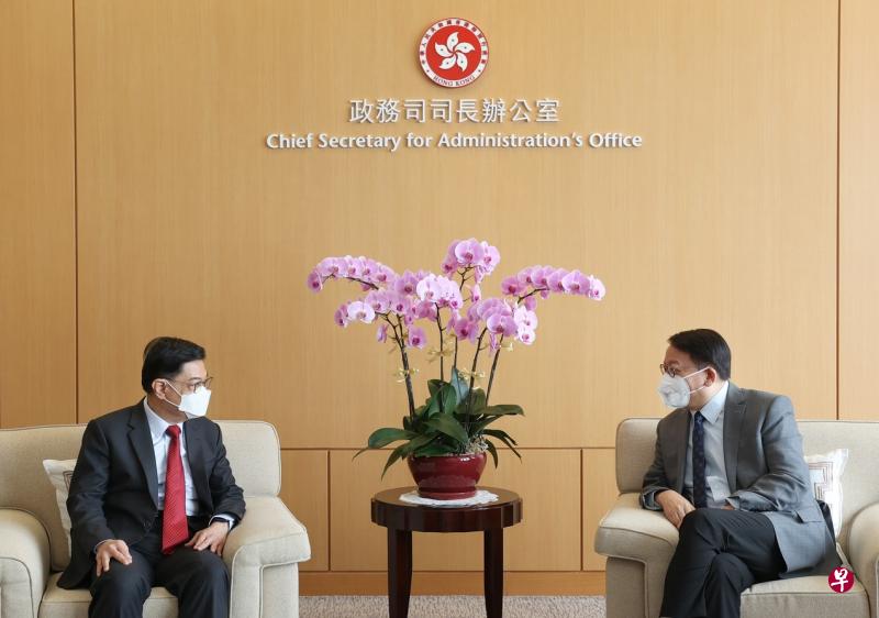正在香港访问的我国副总理兼经济政策统筹部长王瑞杰（左）与香港政务司司长陈国基（右）会面。（通讯及新闻部提供）