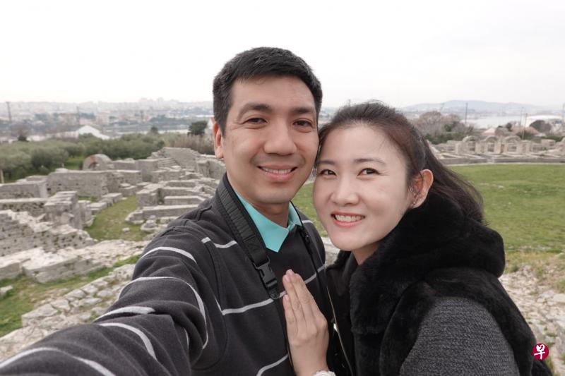 黄庆新与妻子钟淑珍的甜蜜合影，可惜如今已天人永隔。（受访者提供）