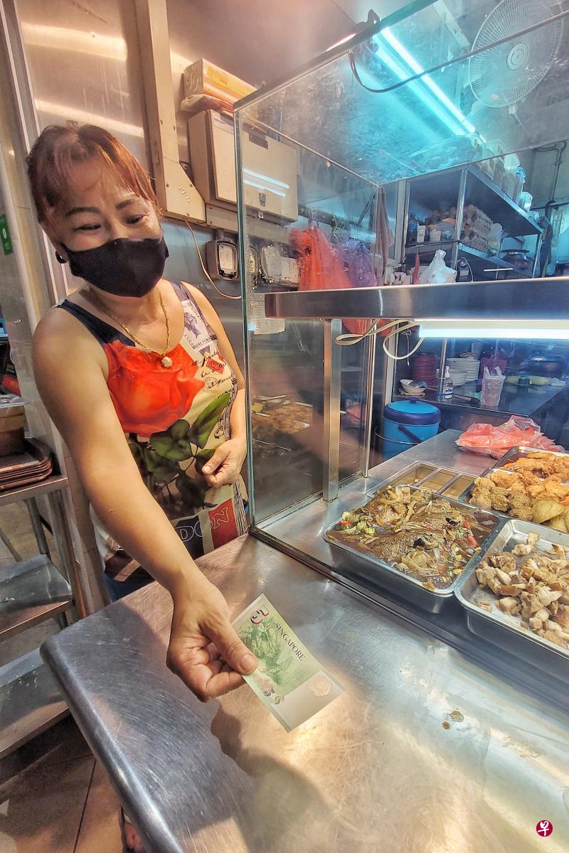 助手张女士坚称当时只收老妇5元。（徐颖荃 摄影）