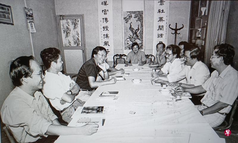 1989年6月杜南发主持第四届国际华文文艺营海外与新加坡作家座谈会。左起：也斯、蒋勋、李欧梵、张大春（被遮者）、杜南发（主持人）、韩山元（记录）、郭宝崑、英培安、林也、严思。（杜南发提供照片）