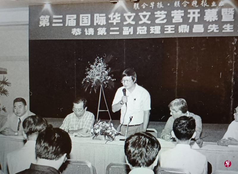 →1987年5月杜南发主持第三届国际华文文艺营记者会，右起：李怡、杜南发、韩山元与颜元叔（参加书展）。