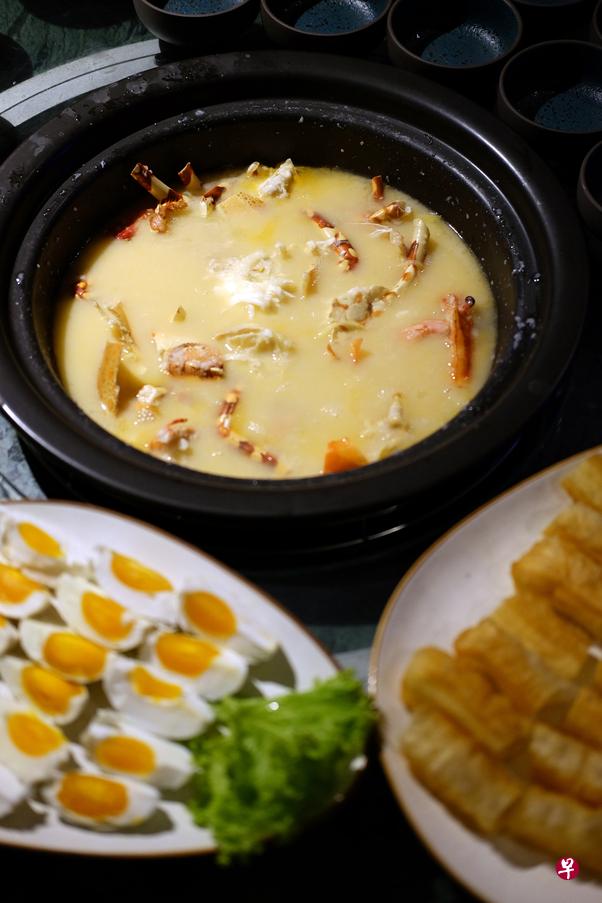 一锅承载了各类食材精华的海鲜粥。