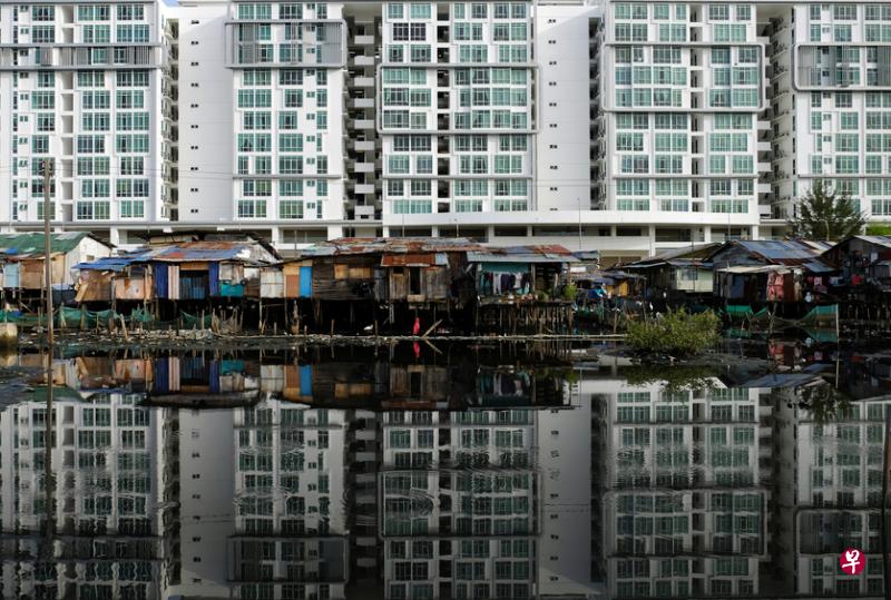 水上屋和商业大楼形成一道独特的风景线。