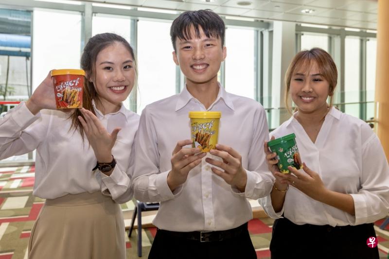 与“嘟嘟”鱼圆制造商同协食品合作的新加坡理工学院学生研发素食“午餐肉”小吃，从中获得宝贵的行业经验。小组成员为张慧诗（左起）、邱梓杰和蒂妮。（张思庆摄）