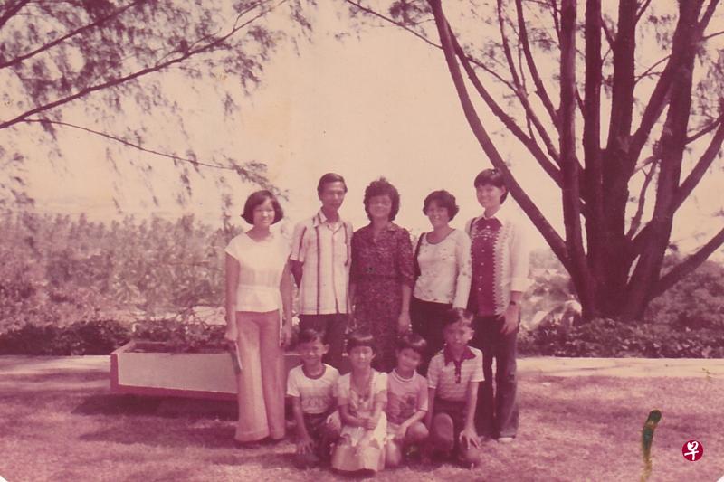 作者小学三年级（1979年）到槟城旅游，后面左起是表姐、父亲、母亲、四姨、表姐，前面左起是弟弟、表妹、妹妹，和作者游俊豪。（作者提供）