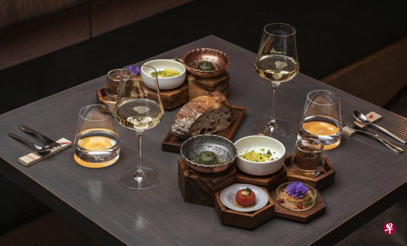 九道式晚餐菜单由一系列的小吃开始，包括：黑麦酸种面包、蔬菜汤、丝滑芝士、番茄、洋蓟开花，以及酸奶酪等。