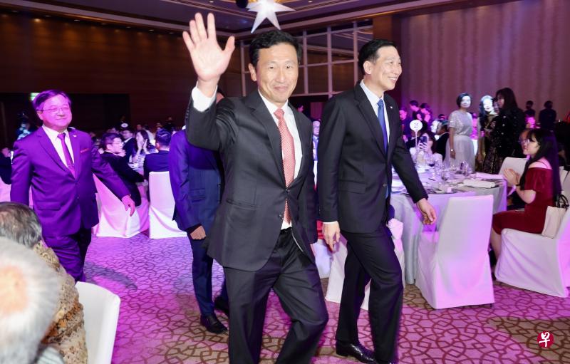卫生部长王乙康（中）星期五出席新加坡防癌协会的慈善晚宴，出席者也包括防癌协会主席黄良好（左）及首席执行官钟良兴。（邬福梁摄）