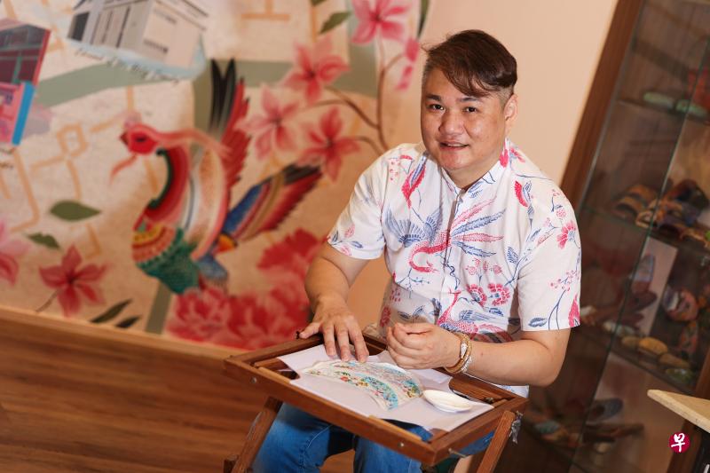 金珠粿粽第三代少东黄俊荣，也是金珠的服饰总监，致力坚守与发扬娘惹的珠绣与刺绣手艺。