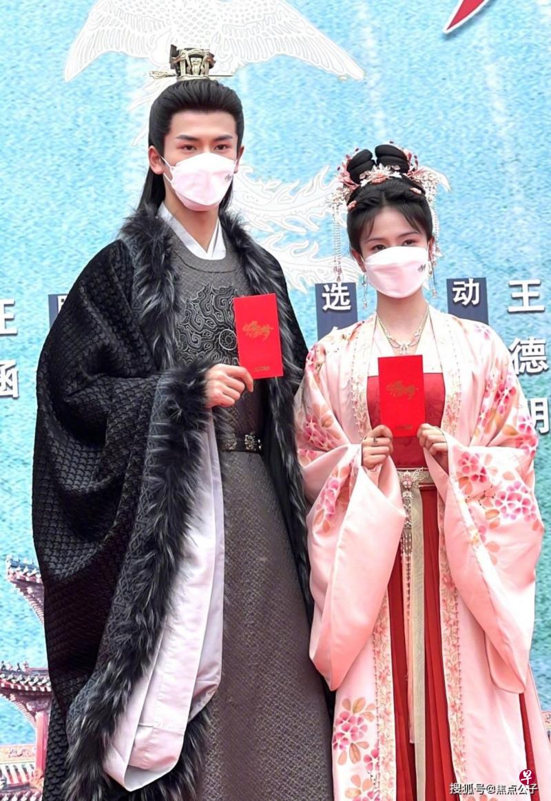 张凌赫（左）和白鹿主演的《宁安如梦》如火如荼拍摄中。